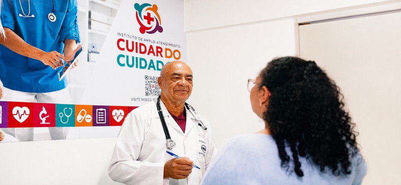 Médico do Instituto Cuidar do Cuidador atendendo uma paciente